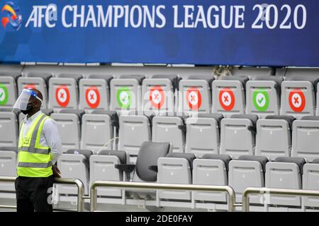 Doha, Katar. November 2020. Ein Sicherheitsmann trägt eine Gesichtsmaske und einen Gesichtsschutz während eines Fußballspiels der Gruppe E der AFC Champions League zwischen dem FC Peking und Melbourne Victory in Doha, Katar, am 27. November 2020. Quelle: Nikku/Xinhua/Alamy Live News Stockfoto