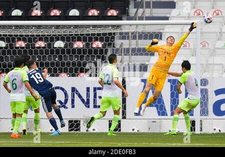 Doha, Katar. November 2020. Hou Sen (2. R) des FC Peking rettet den Ball bei einem Gruppenfußballspiel der AFC Champions League zwischen dem FC Peking und Melbourne Victory in Doha, Katar, 27. November 2020. Quelle: Nikku/Xinhua/Alamy Live News Stockfoto