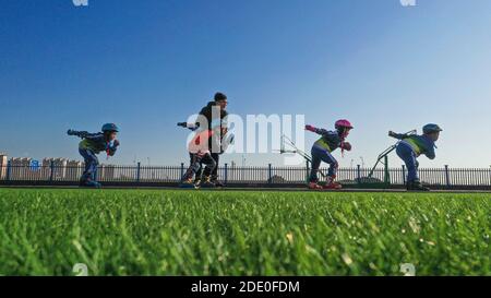 Tangshan, Chinas Provinz Hebei. November 2020. Die Schüler nehmen an einem Rollschuhlauf-Training in einer Grundschule in Tangshan, nordchinesische Provinz Hebei, am 27. November 2020 Teil. Quelle: Liu Mancang/Xinhua/Alamy Live News Stockfoto