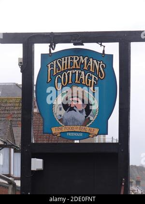 Fisherman's Cottage Inn liegt eingebettet unter Shanklin Chine am Ende der Esplanade. Es ist ein original reetgedeckten Dining Pub am Strand aus dem Jahr 1817. Stockfoto