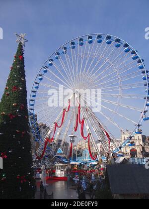 Der Weihnachtsmarkt in Lille begrüßt britische Touristen an den Place Rihour-Ständen Bieten Geschenke Krippenfiguren festliche Dekorationen traditionelle Speisen und Getränke Stockfoto