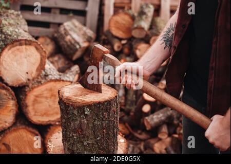 Tätowierte Kerl in karierten Hemd hält verrostete Axt Stockfoto