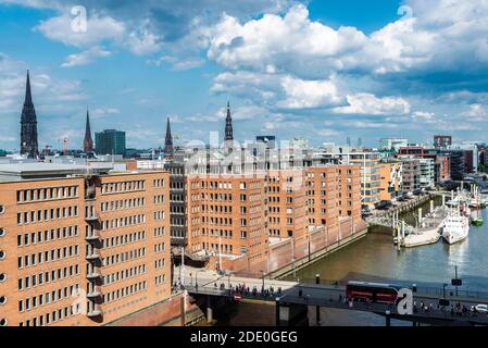 Hamburg, Deutschland - 21. August 2019: Überblick über die Stadt Hamburg mit vielen Glockentürmen in Deutschland Stockfoto