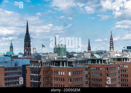 Hamburg, Deutschland - 21. August 2019: Überblick über die Stadt Hamburg mit vielen Glockentürmen in Deutschland Stockfoto
