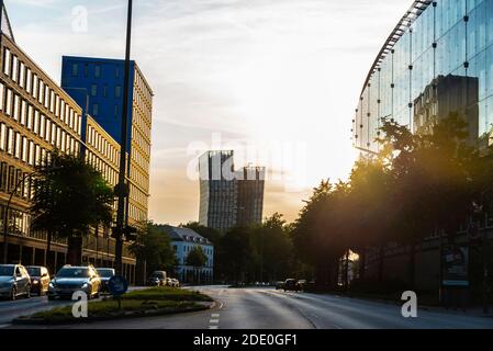 Hamburg, Deutschland - 22. August 2019: Stadtstraße mit Verkehr bei Sonnenuntergang in Hamburg, Deutschland Stockfoto