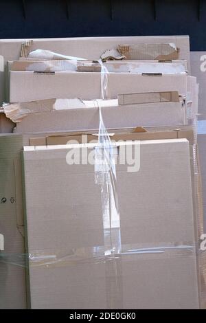 Recycling von Pappe. Bündel von Pappe, die recycelt werden sollen. Papierurban Recycling. Stockfoto