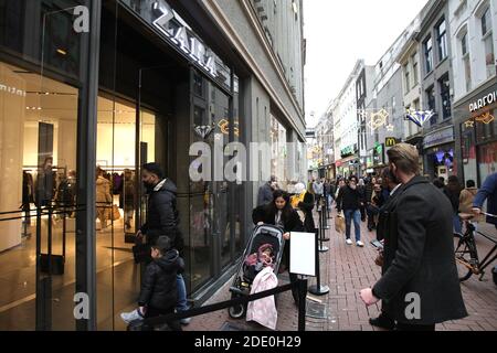 Die Verbraucher warten in der Schlange, um in den Zara-Laden einzutreten Während 'Black Friday' an der Einkaufsstraße Kalverstraat inmitten der Coronavirus-Pandemie am November Stockfoto