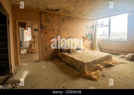 Leeres verfallenes Zimmer im verlassenen Nevele Grand Resort Hotel In den Catskills Stockfoto