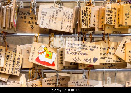 Japanische Gebetstafeln aus Holz namens ema im Bentendo-Tempel am Shinobazu-Teich in Tokio, Japan Stockfoto