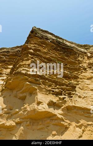 Ein Blick entlang der Jurassic Coast an der Dorset Coast vor dem Burton Cliff in der Nähe von Burton Bradstock. Teil des South West Coast Path. Stockfoto