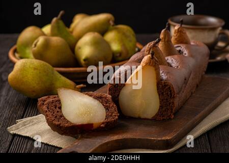 Hausgemachter Schokoladenkuchen mit Birnen. Stockfoto