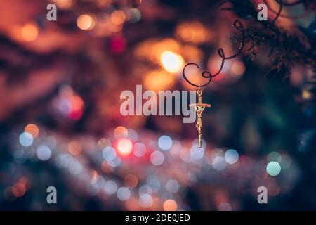 Mit Jesus-Symbol auf glitzerndem Hintergrund der weihnachtsbaumlichter Stockfoto