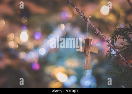 Holzkreuz Symbol auf glitzernden Hintergrund der weihnachtsbaum Lichter Stockfoto