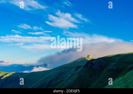 Toller Blick auf die neblige marmolada mit Pass pordoi. Nationalpark. Dolomiten (Dolomiti), Südtirol. Standort Canazei, Campitello, Mazzin. Italien, Eur Stockfoto