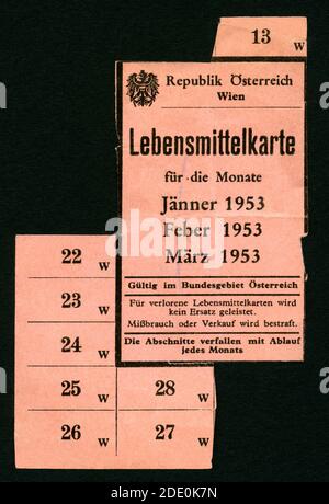 Europa, Österreich, Wien, Zeit nach dem 2. Weltkrieg, Lebensmittelkarte für die Monate Jänner, Feber ( Februar ), März 1953, Größe: 7,5 cm x 11,5 cm, Rechte werden nicht vertreten / Europa, Österreich, Wien, Zeit nach dem Zweiten Weltkrieg, Rationsstempel für den Monat Januar, Februar, März 1953, Größe: 7,5 cm x 11,5 cm, es gibt keine Rechte. Stockfoto