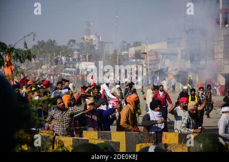 Neu Delhi, Indien. November 2020. Während der Demonstration treffen sich Bauern mit Polizisten.Tausende Bauern aus verschiedenen Staaten marschieren in Richtung der indischen Hauptstadt, um gegen neue Agrargesetze zu protestieren, die laut der Bauerngewerkschaft schwere Einkommenseinbußen nach sich zogen. Kredit: SOPA Images Limited/Alamy Live Nachrichten Stockfoto