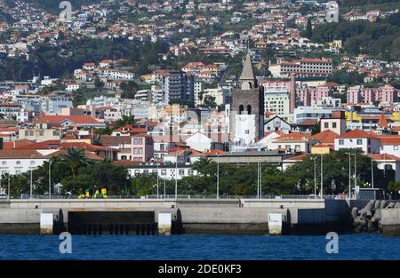 Die Stadt Funchal (Madeira, Portugal) vom Meer aus gesehen Stockfoto