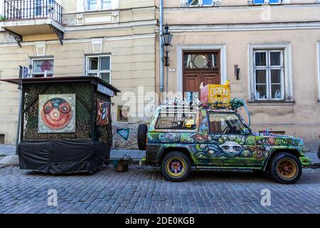 Jeep künstlerische gemalt von Neeme Lall Werbung Open Gallery Ausstellung in der Altstadt, Tallinn, Estland Stockfoto