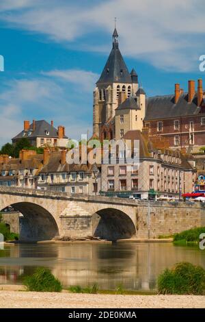 Frankreich, Loiret (45), Gien, alte Brücke auch Anne-de-Beaujeu Brücke genannt, die Altstadt und das Schloss von Gien am Ufer der Loire Stockfoto