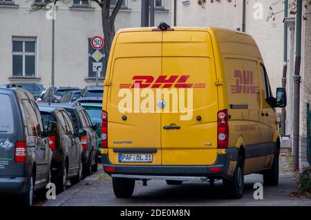 München, Deutschland. Am 23. November 2020 wird auf dem Bürgersteig ein großes DHL-Lieferfahrzeug abgestellt. Stockfoto