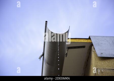 Dachrinne Abfluss Wasser auf Dach, Bau und Architektur Stockfoto