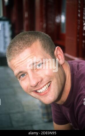 Dermot O'Leary vor dem Barfly Pub in Camden , 1. August 2000, London, England, Vereinigtes Königreich. Stockfoto