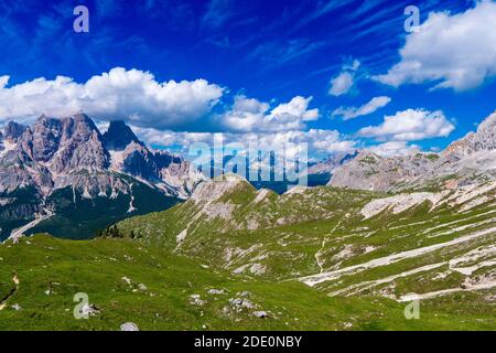 Morgenpanorama von Cima Ambrizzola, Croda da Lago und Le Tofane Gruppe, Dolomiten, Italien Stockfoto