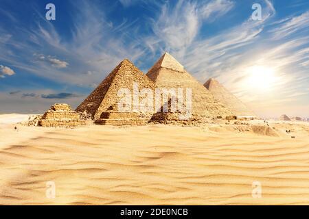 Die Pyramiden von Gizeh bei Sonnenuntergang in Ägypten, die Hauptansicht Stockfoto