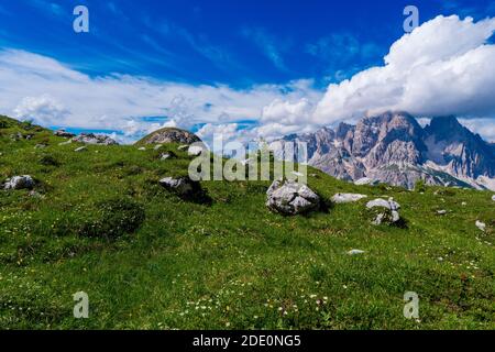 Morgenpanorama von Cima Ambrizzola, Croda da Lago und Le Tofane Gruppe, Dolomiten, Italien Stockfoto