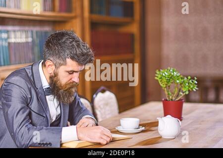 Man liest ein Buch in einem Coffee Shop Stockfoto