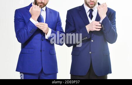 Männliche Hände einstellen Business Suit hautnah. In seinem Stil überzeugt. Business Leute wählen formelle Kleidung. Jedes Detail zählt. Stilvolle details Business aussehen. Business Style Dress Code. Stockfoto