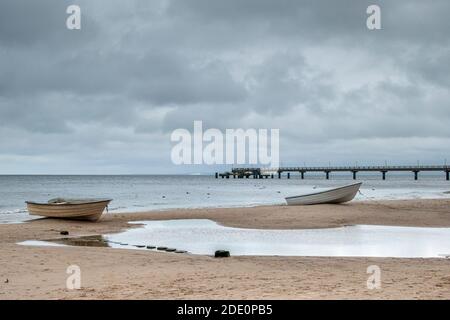 ostsee mit Strand, Boote und Peer im Winter auf Usedom, Deutschland Stockfoto