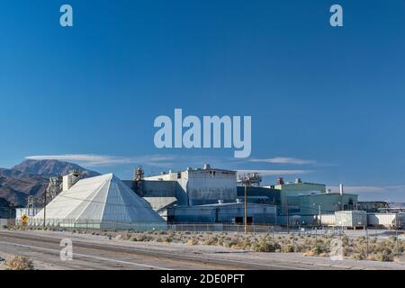 Trona, Kalifornien - 23. April 2018: Searles Valley Minerals Verarbeitungsanlage, größter Arbeitgeber in Trona, Kalifornien. Lokale Mineralien, Sodaasche und Bora Stockfoto