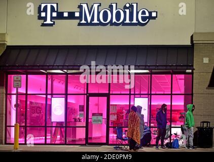 Wilkes Barre, Usa. November 2020. Käufer mit Gesichtsmasken warten in einer Schlange vor dem T Mobile Store. Kredit: SOPA Images Limited/Alamy Live Nachrichten Stockfoto