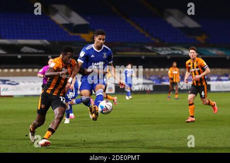 Keanan Bennetts von Ipswich Town kontrolliert den Ball unter dem Druck von Josh Emmanuel von Hull City - Ipswich Town V Hull City, Sky Bet League One, Portman Road, Ipswich, UK - 24. November 2020 nur zur redaktionellen Verwendung - es gelten DataCo-Einschränkungen Stockfoto