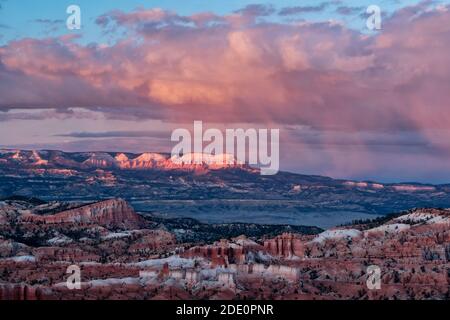 Rosa Sonnenuntergang über den Berg Hoodoos in Escalante, Utah. Stockfoto