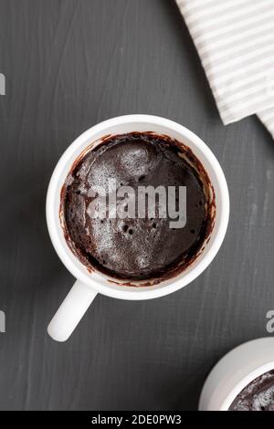 Hausgemachter Brownie in einem Becher auf schwarzem Hintergrund, Draufsicht. Über Kopf, von oben, flach liegend. Stockfoto
