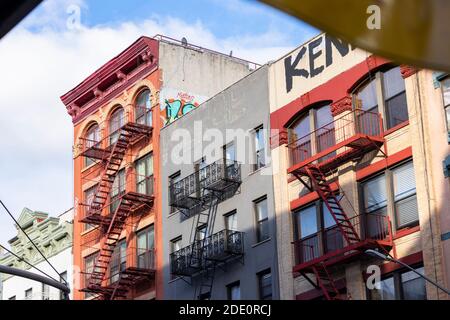 Blick auf Gebäude und Feuertreppen Manhattan in New York City Stockfoto