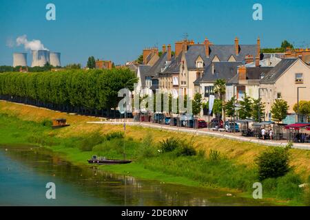 Frankreich, Loiret (45), Gien, Altstadt am Ufer der Loire, zurück das Kernkraftwerk von Dampierre en burly Stockfoto