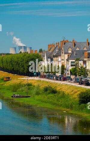 Frankreich, Loiret (45), Gien, Altstadt am Ufer der Loire, zurück das Kernkraftwerk von Dampierre en burly Stockfoto