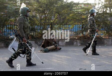 Neu Delhi, Indien. November 2020. Während der Demonstration patrouillierte die Polizei.Gruppen von Bauern marschierten von der Grenze zwischen Singhu und Delhi-Haryana in Richtung Neu-Delhi (Delhi Chalo) und demonstrierten gegen ein neues Agrargesetz, das von der indischen Regierung eingebracht wurde.Sie gingen mit modifizierten Traktoren, die Stockfutter und Wolle und lebenswichtige Vorräte transporteten. Kredit: SOPA Images Limited/Alamy Live Nachrichten Stockfoto