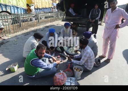 Neu Delhi, Indien. November 2020. Demonstranten, die Lebensmittel zubereiteten, nachdem die Polizei sie während der Demonstration davon abgehalten hatte, nach Neu-Delhi zu marschieren.Gruppen von Bauern marschierten von der Grenze Singhu Delhi-Haryana nach Neu-Delhi (Delhi Chalo) und demonstrierten gegen ein neues Agrargesetz der indischen Regierung. Gehen mit modifizierten Traktoren, die Lebensmittel und Wolle und wichtige Vorräte transportieren. Kredit: SOPA Images Limited/Alamy Live Nachrichten Stockfoto