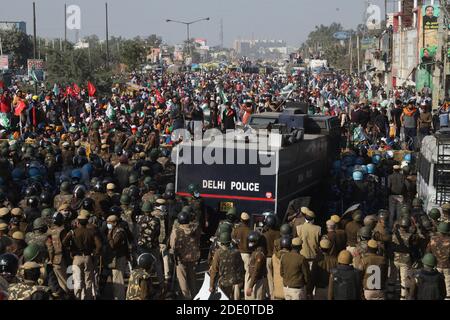 Neu Delhi, Indien. November 2020. Während der Demonstration kollidierten Demonstranten mit der Polizei.Gruppen von Bauern marschierten von der Grenze zwischen Singhu und Delhi-Haryana nach Neu-Delhi (Delhi Chalo) und demonstrierten gegen ein neues Agrargesetz, das von der indischen Regierung eingeführt wurde.Sie gingen mit modifizierten Traktoren, die Lebensmittel, Wolle und lebensnotwendige Vorräte transporteten. Kredit: SOPA Images Limited/Alamy Live Nachrichten Stockfoto