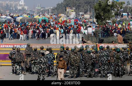 Neu Delhi, Indien. November 2020. Die Polizei steht während der Demonstration auf der Wache.Gruppen von Bauern marschierten von der Grenze Singhu Delhi-Haryana in Richtung Neu Delhi (Delhi Chalo) und demonstrierten gegen ein neues Agrargesetz der indischen Regierung.Sie gingen mit modifizierten Traktoren, die Lagernahrung und Wollstoffe und lebenswichtige Vorräte transporteten. Kredit: SOPA Images Limited/Alamy Live Nachrichten Stockfoto