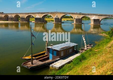 Frankreich, Loiret (45), Gien, traditionelles Flachbodenboot, auf französisch "toue cabanée" genannt, Loire und zurück die alte Brücke Alsol Anne-de-be genannt Stockfoto