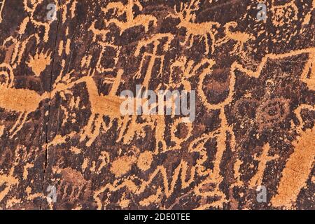 Zeitung Rock, Monticello, Utah, USA - 15. Mai 2018: Felszeichnungen bei Newspaper Rock an der UT 211 in der Nähe von Monticello, Utah, USA Stockfoto