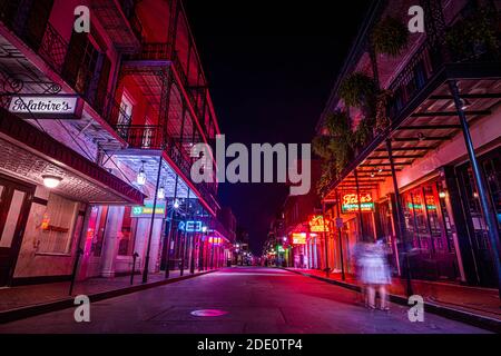 Bourbon Street bei Nacht Stockfoto