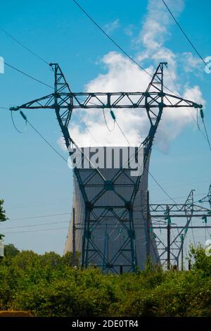 Frankreich, Loiret (45), Dampierre-en-Burly, Kernkraftwerk EDF (NPP) und seine 400,000-Volt-Hochspannungsleitungen, die zur Evakuierung der Produktion dienen Stockfoto
