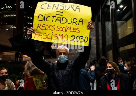 Madrid, Spanien. November 2020. Ein Mann mit Gesichtsmaske zum Schutz vor der Ausbreitung des Coronavirus protestiert mit einem Plakat mit der Aufschrift "Zensur ist Diktatur, soziale Netzwerke Faschismus 2030" während einer Demonstration gegen Zensur in sozialen Netzwerken vor dem Hauptsitz von Twitter. Quelle: Marcos del Mazo/Alamy Live News Stockfoto