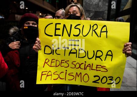 Madrid, Spanien. November 2020. Eine Frau mit Gesichtsmaske zum Schutz vor der Ausbreitung des Coronavirus protestiert mit einem Plakat mit der Aufschrift "Zensur ist Diktatur, soziale Netzwerke Faschismus 2030" während einer Demonstration gegen Zensur in sozialen Netzwerken vor dem Hauptsitz von Twitter. Quelle: Marcos del Mazo/Alamy Live News Stockfoto